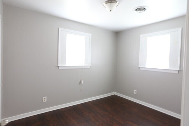 Building Photo - 473 Byrne Street