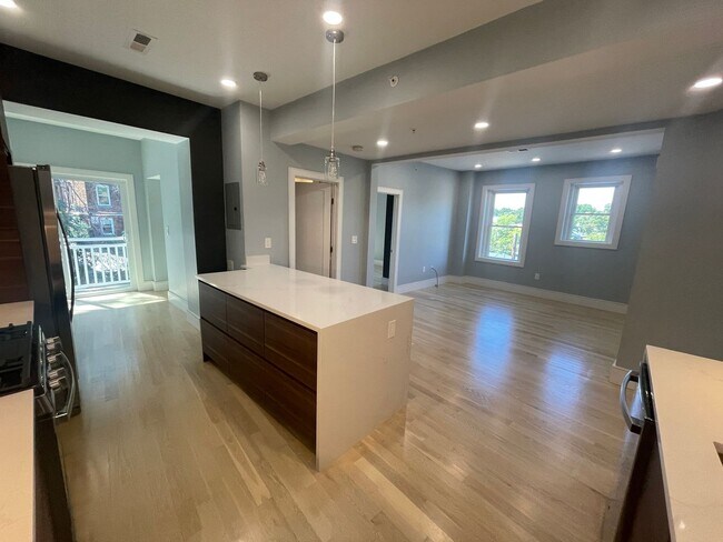 Building Photo - BROOKLINE 4BBED / 2BATH NO FEE