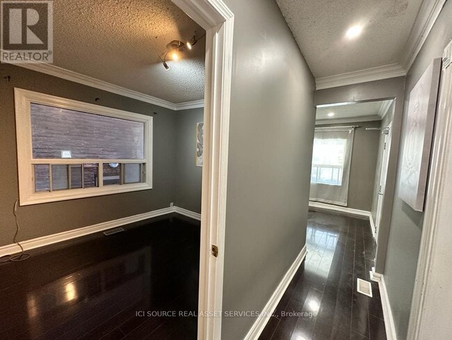 Building Photo - 574 Dovercourt Rd