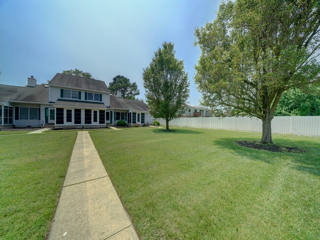 Large Courtyard - 405 Franklin St