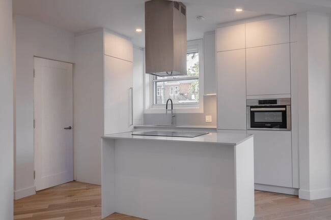 Building Photo - 5530 Cote Saint-Luc Road