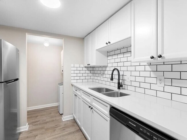 Foto del edificio - 420 Elysian Fields Rd