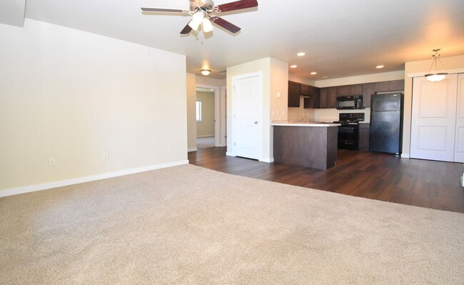 Building Photo - Pet Friendly! Beautiful 2 bedroom, 2 bathr...