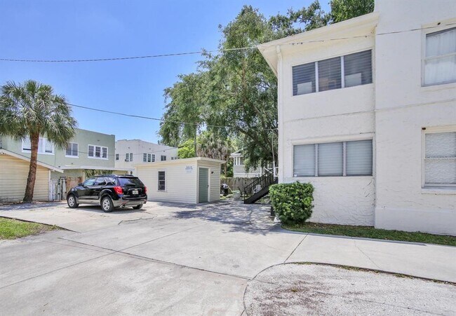Building Photo - 2116 W Dekle Ave