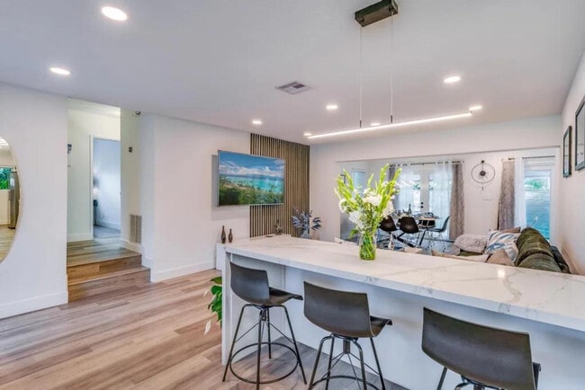 Building Photo - 834 SW 14th Ct