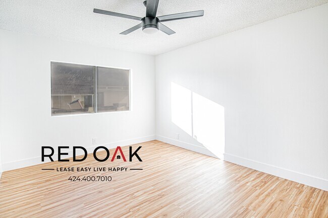 Building Photo - Fantastic, Bright, Spacious, and Completel...