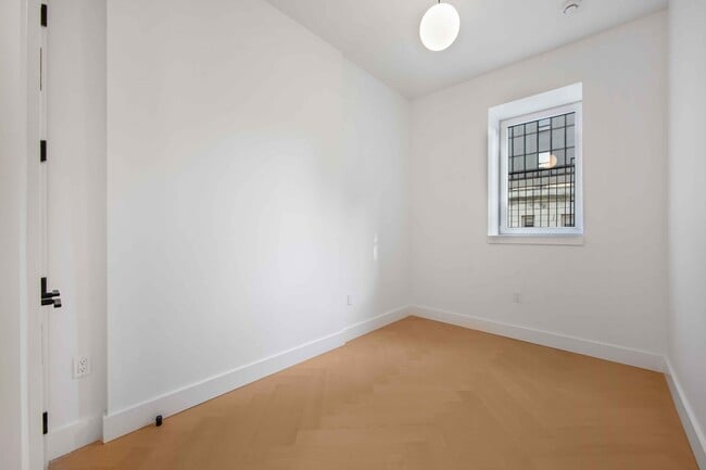 Foto del edificio - 321 E 17th St