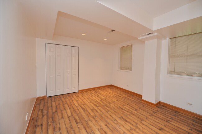 Building Photo - 1007 N LaSalle Dr