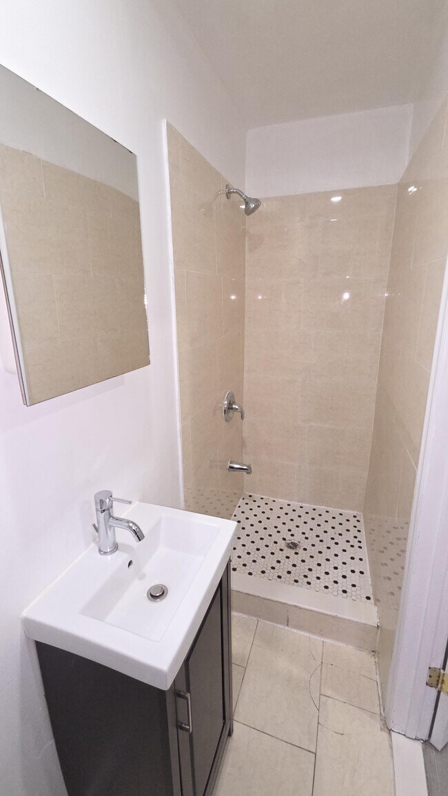 Photo du bâtiment - 1299 Gerrard St E