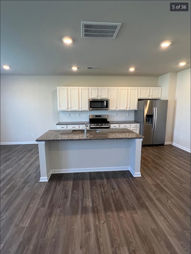 Building Photo - 2011 Weddington Pointe Dr