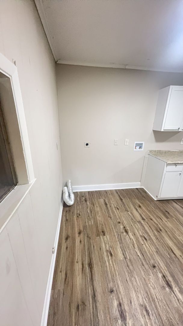 Building Photo - Charming 3 bedroom 2 bath home - Open To S...