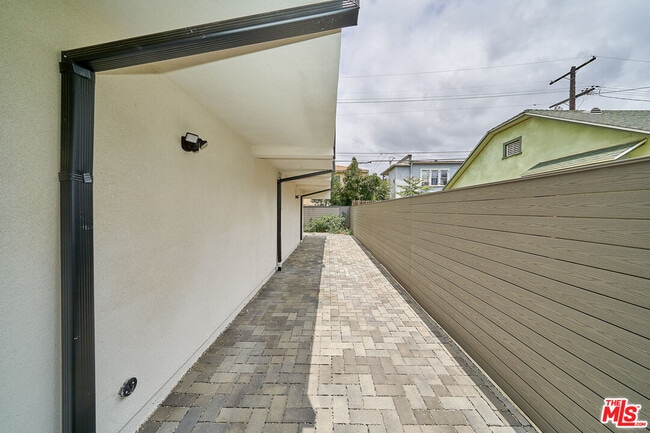 Building Photo - 601 W 41st Pl