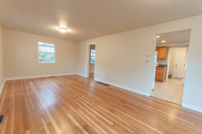 Building Photo - Charming 2-Bedroom, 2-Bathroom House on So...