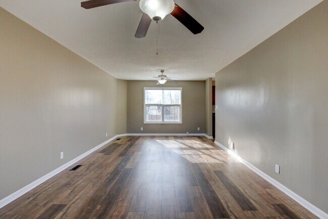 Foto del edificio - Well-maintained two-story home located in Arthur’s Court.