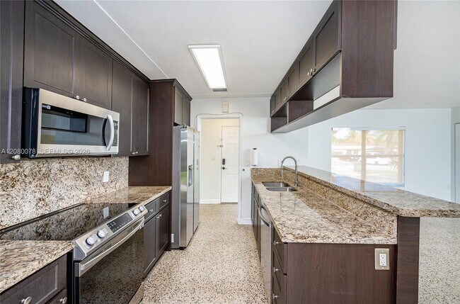 Building Photo - 8810 SW 43rd Ter