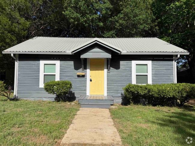 Building Photo - 644 9th St SE