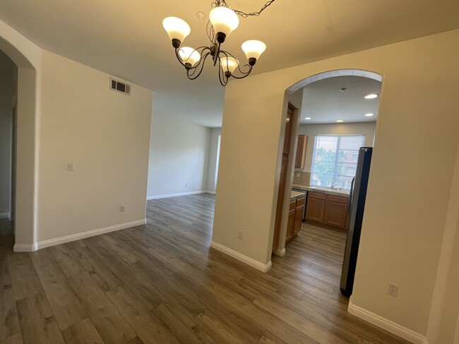 Building Photo - 910 Timberwood