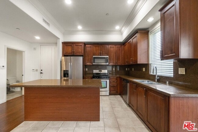 Foto del edificio - 10765 Wilkins Ave