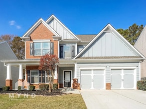 Building Photo - 2440 Village Green Dr