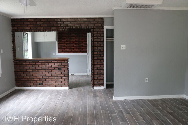 Building Photo - 2 br, 1 bath House - 3051 Valley Ridge Dr