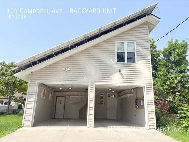 Photo du bâtiment - CHARMING NEWLY RENOVATED 2-LEVEL BACHELOR ...