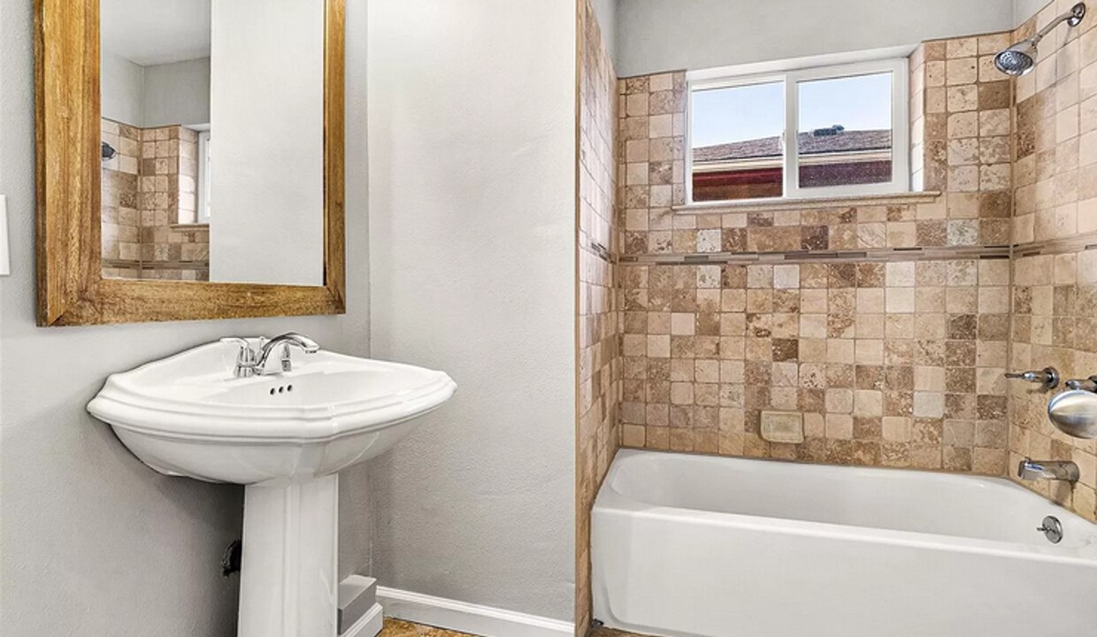 Primary Photo - Furnished 3 bedroom 1 bathroom apartment