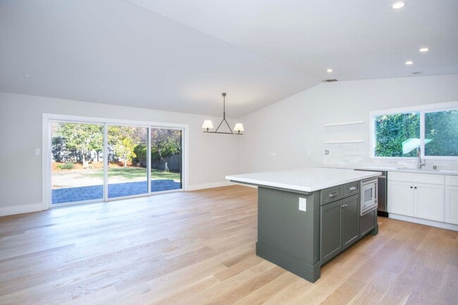 Building Photo - Single Level Home All Remodeled