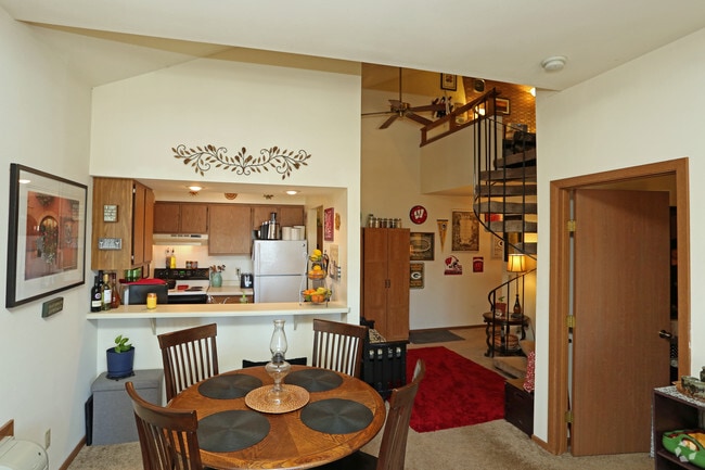 Eating area - Big Sky Manor & High Point Manor