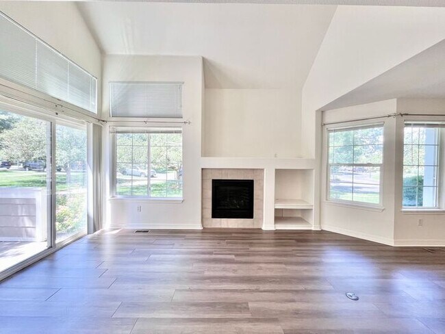 Foto del edificio - 2 Bedroom, 1.5 Bathroom Condo Only Seconds...
