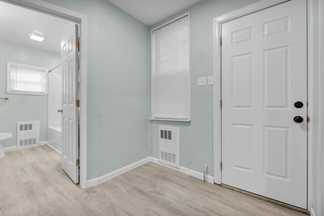 Building Photo - SIX BEDROOM Updated Half Twin
