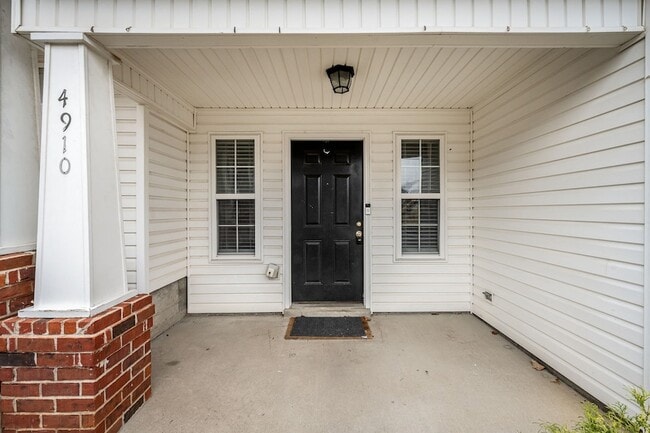 Building Photo - 4910 Laura Jeanne Blvd