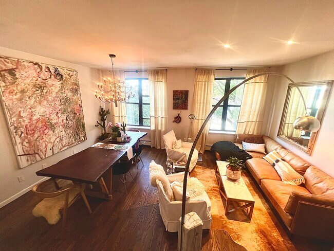 Dining and sitting area - 18809 Linden Blvd