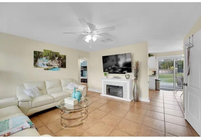 Building Photo - 713 S Jenkins Rd