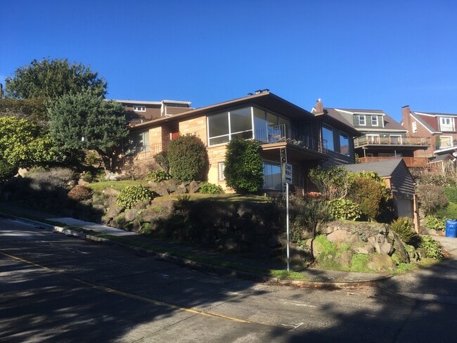 Building Photo - 2401 Eyres Plz W