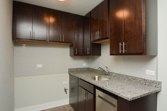Building Photo - 533 W Surf St
