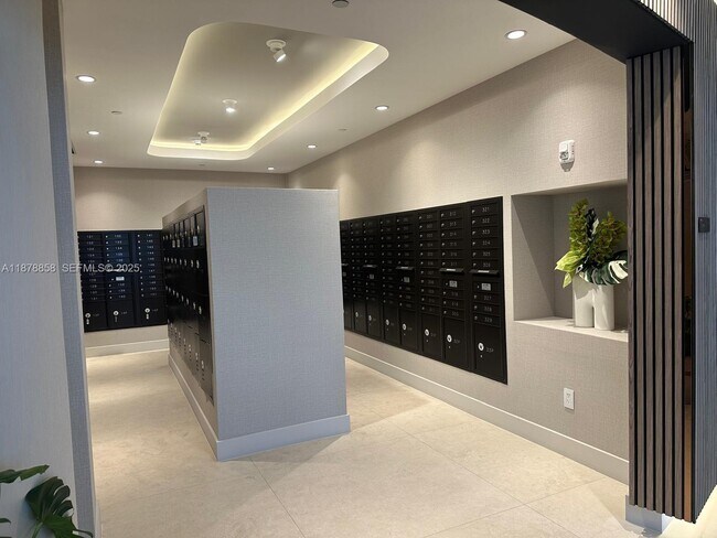 Foto del edificio - 700 NE 24th St