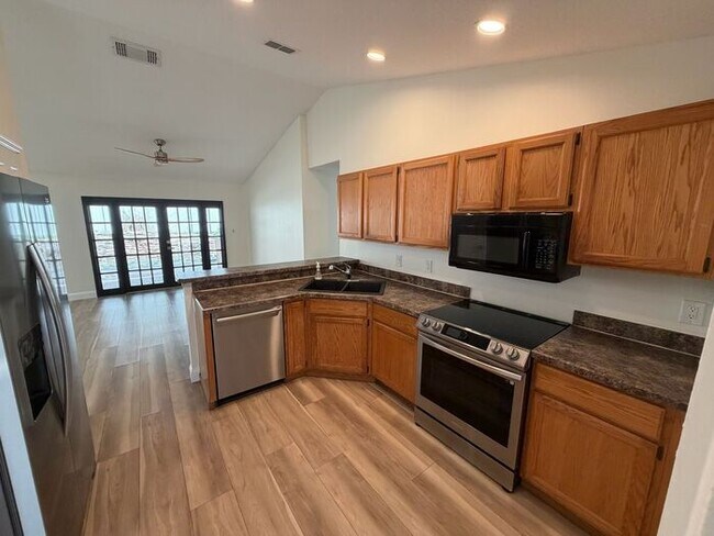 Foto del edificio - Beautiful 4 bed 2 bath Pool home