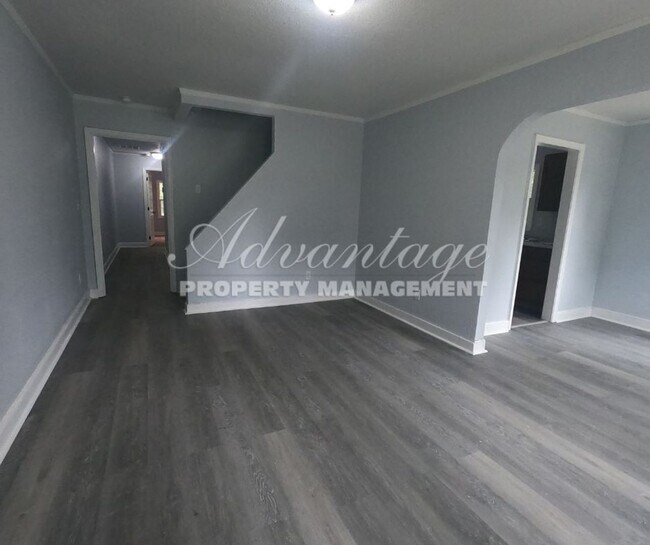 Building Photo - Charming 3-bedroom, 1.5-bath duplex