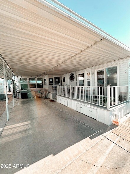 Foto del edificio - 8700 E University Dr