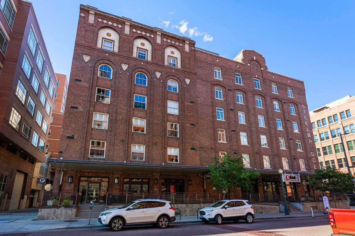 Primary Photo - Charming condo with Central AC and Garage ...