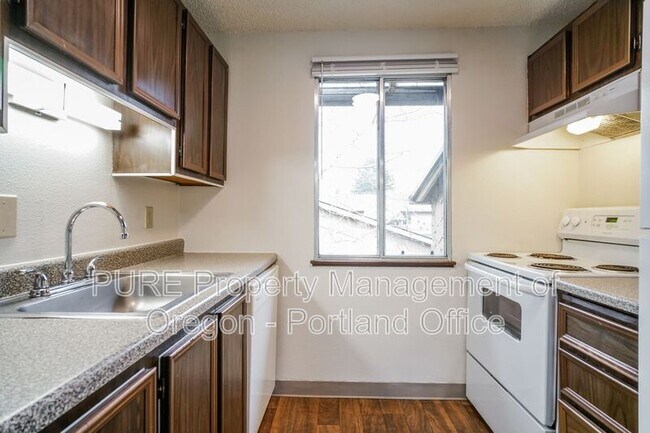 Foto del edificio - 14134 NE Sandy Blvd