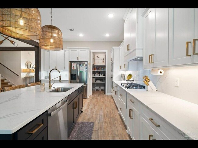 Building Photo - 5 Bedroom Single Family Home in Gulf Breeze