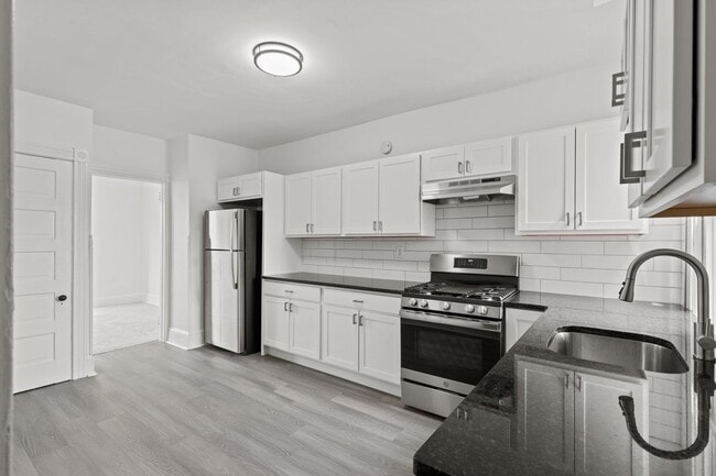 Building Photo - Spacious 1 Bedroom Apartment with Den - In Unit Laundry!