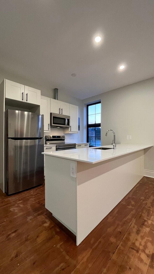 Building Photo - 2 Bedroom Loft Apartment - Historic Fireha...