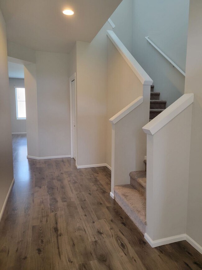 Foto del edificio - 3 bedroom home with 3 car garage on corner...