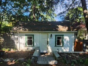 Building Photo - 2734 Dundas Rd