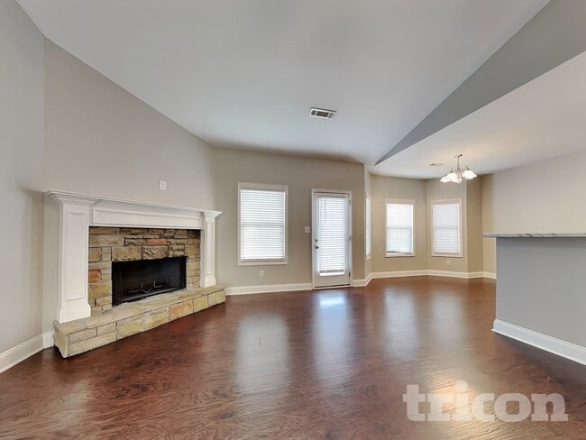 Foto del edificio - 249 White Creek Dr