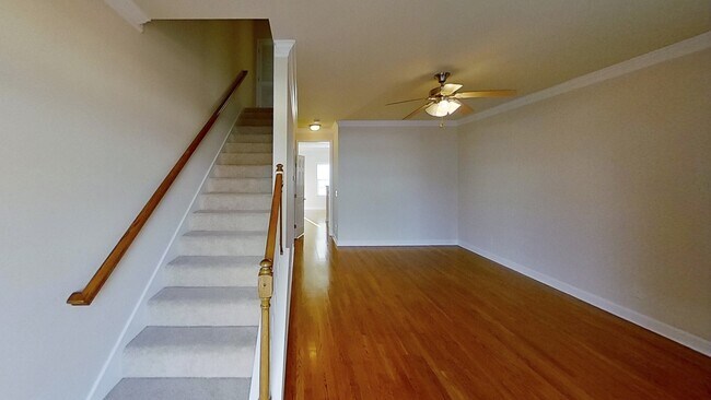 Building Photo - 1013 McKenna Dr