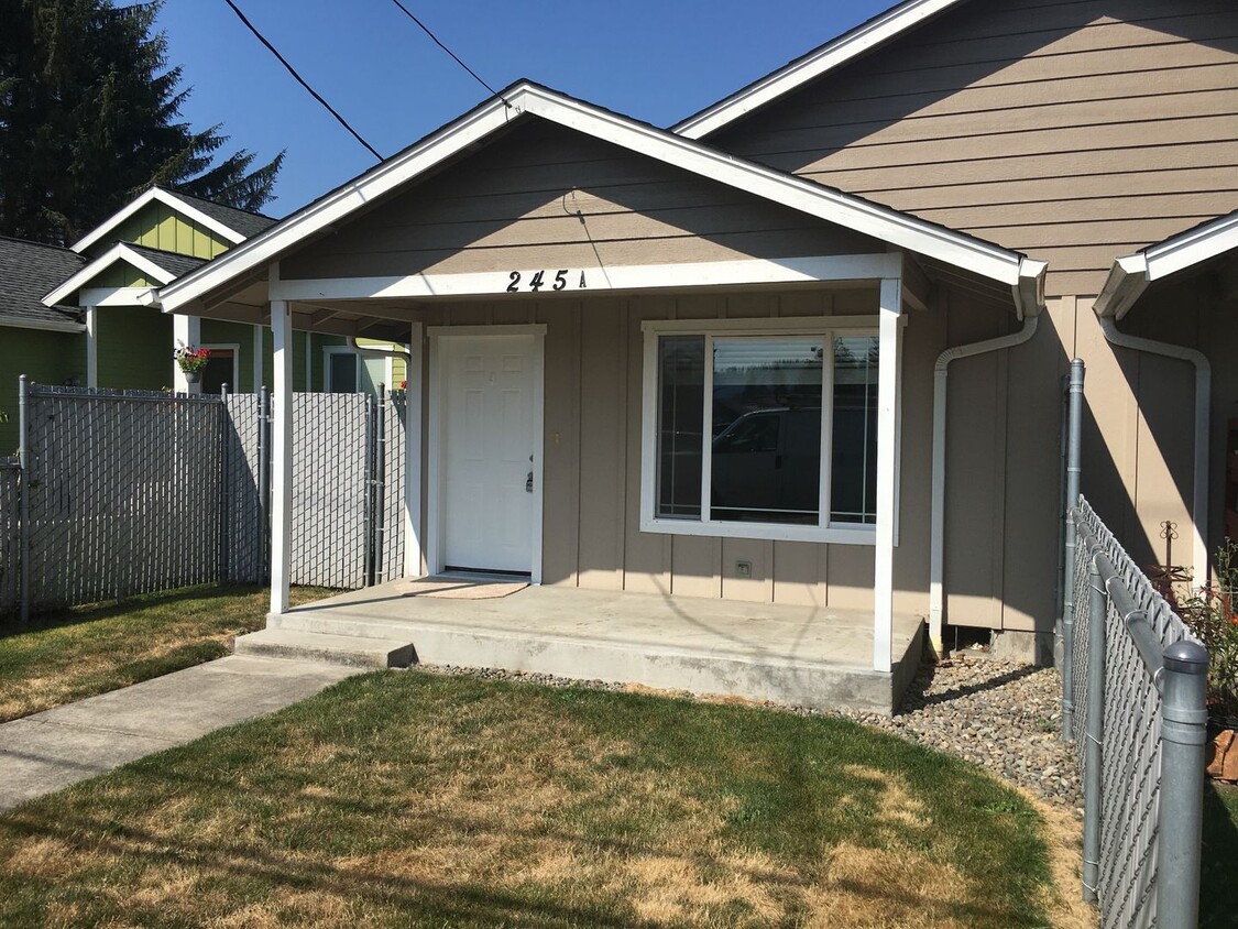 Foto principal - 2 bed, 2 bath duplex Buckley Wa.