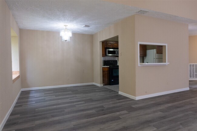 Foto del edificio - 8643 Causeway Dr